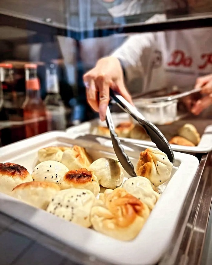 Bánh bao chiên giòn cũng là món ăn ngon phải thử ở Thượng Hải với hương vị tuyệt ngon