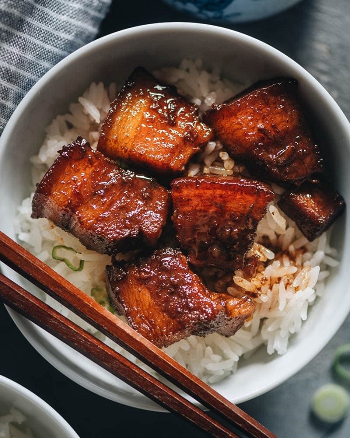 Thịt ba chỉ kho đỏ cũng là món ăn ngon phải thử ở Thượng Hải ăn cùng cơm trắng