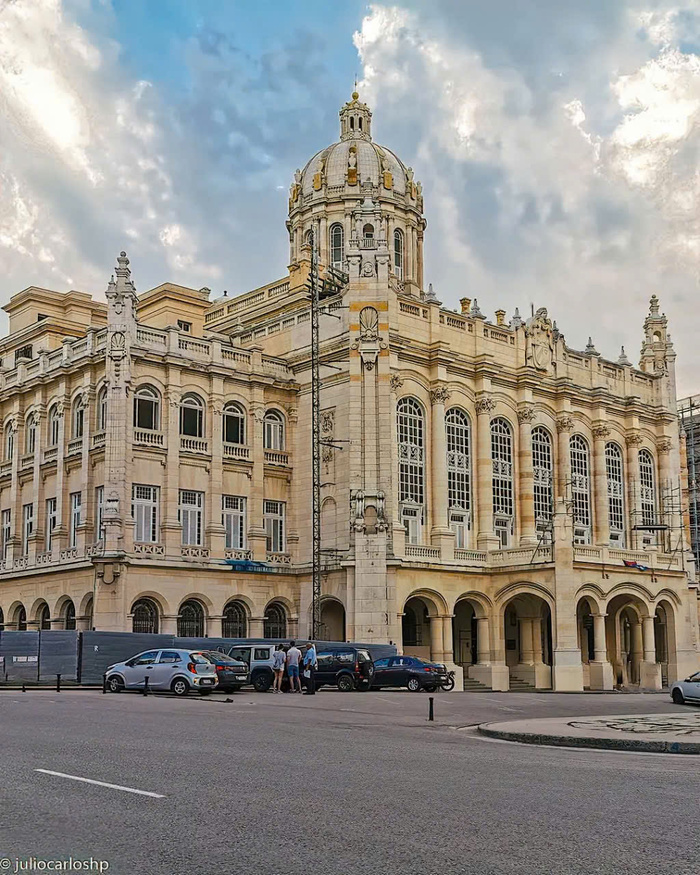 Ghé thăm bảo tàng Cách mạng ở phố cổ Havana Cuba