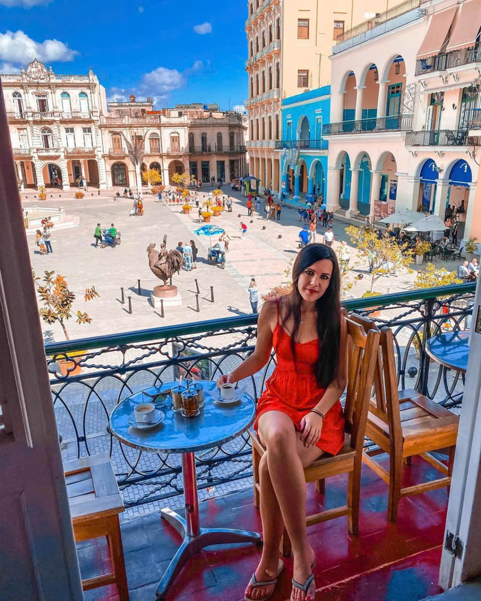 Ghé thăm quảng trường trung tâm Plaza Vieja ở phố cổ Havana Cuba