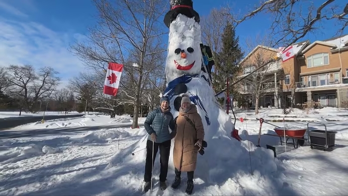 Các phong tục đón năm mới ở Canada thú vị - Xây người tuyết trước nhà
