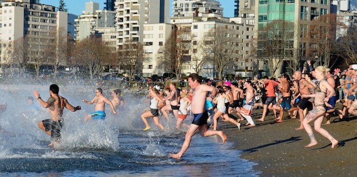 Các phong tục đón năm mới ở Canada thú vị - Tắm nước lạnh vào đầu năm mới “Polar Bear Swim”