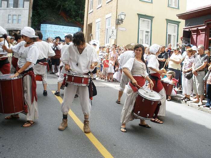 Các phong tục đón năm mới ở Canada thú vị - Tham gia vào bữa tiệc khiêu vũ truyền thống