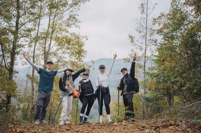 Nhiều người chọn trekking khi tới rừng phong Khe Sanh Quảng Trị