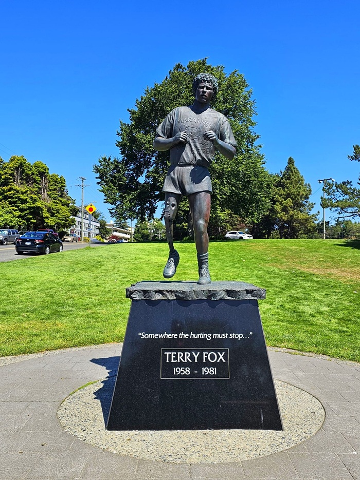 Tượng đài Terry Fox được đặt ở công viên Beacon Hill Canada - Ảnh: Lhester Batalla WorldTrips