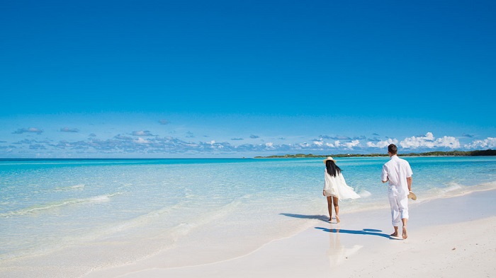 Du khách đi bộ trên bãi biển ngắm nhìn vẻ đẹp đảo Cayo Largo - Ảnh: Lữ Hành Việt Nam