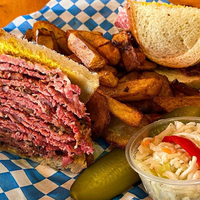 Montreal-style smoked meat là phần ức bò ướp muối và gia vị có hương vị đậm đà - Ảnh: Texas Monthly