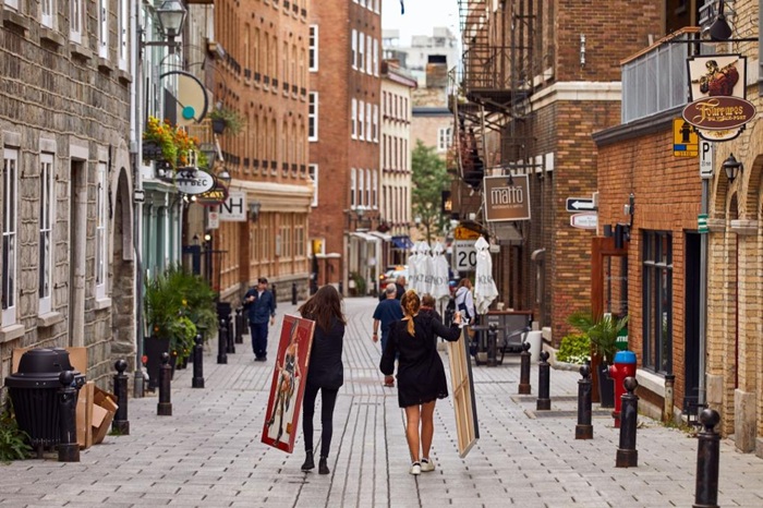 Gần cảng Old Port có nhiều quán cà phê, nhà hàng để du khách thư giãn và thưởng thức - Ảnh: Quebec Cite