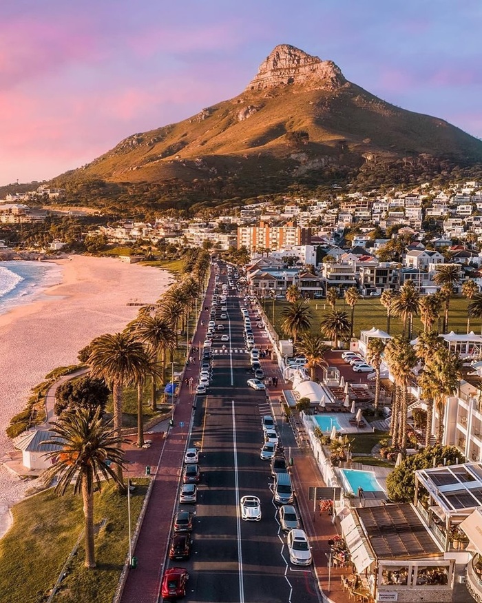 Mùa hè ở Camps Bay Beach với ánh nắng rực rỡ, thu hút du khách tới khám phá - Ảnh: Facebook Secret Cape Town