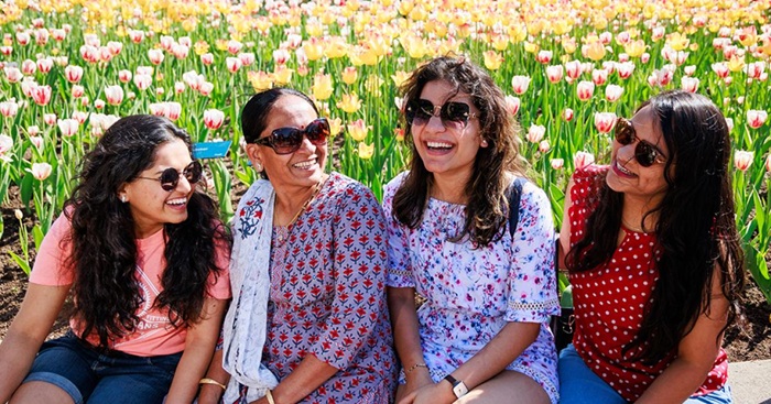 Du khách check-in ở lễ hội hoa tulip lưu lại khoảnh khắc đáng nhớ của hành trình - Ảnh: Ottawatourism 