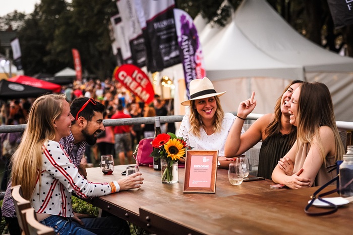 Hòa mình vào không gian vui nhộn ở lễ hội rượu vang tại Canada - Ảnh: Newswire