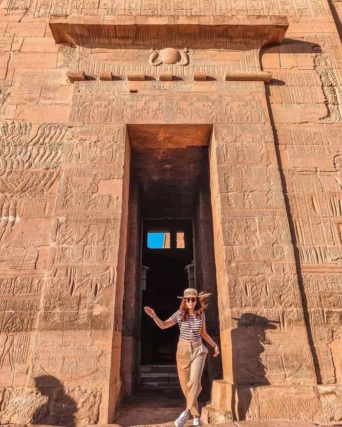 Du khách check-in đền Philae - Ảnh: Lữ Hành Việt Nam