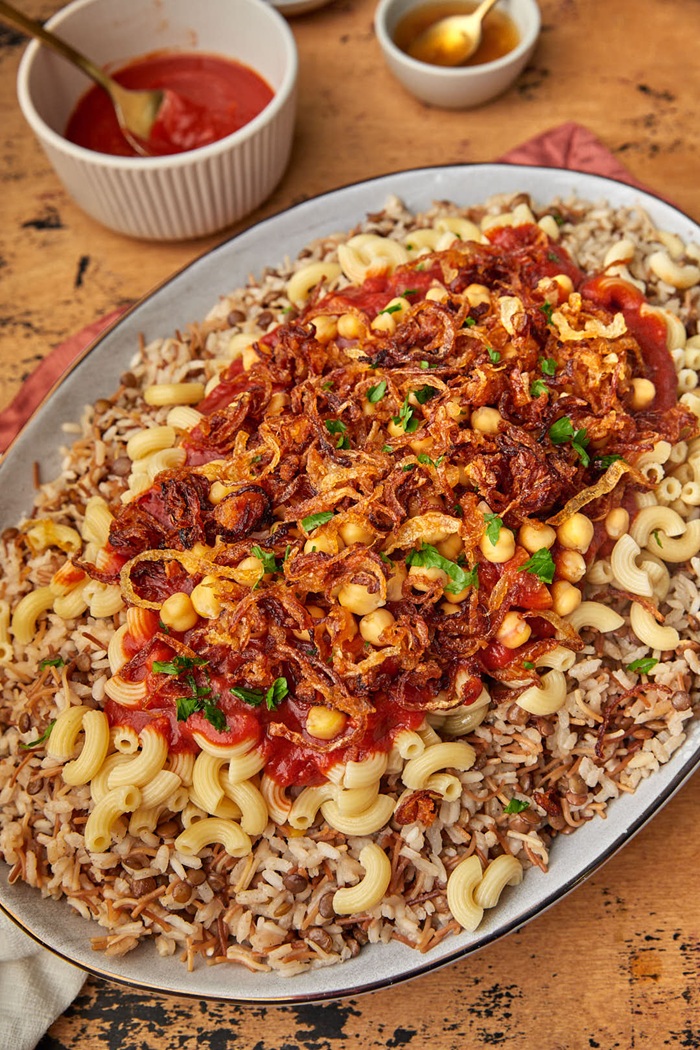 Koshari là sự kết hợp độc đáo giữa cơm, mì ống, đậu lăng và đậu gà - Ảnh: Every Little Crumb