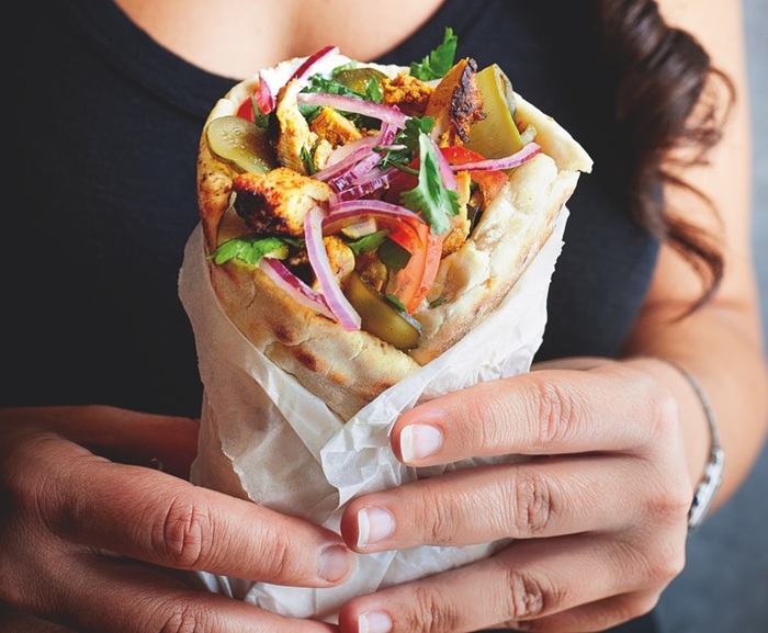Hầu như du khách đến đây đều thưởng thức Shawarma - món ăn nổi tiếng ở Ai Cập - Ảnh: Food Republic
