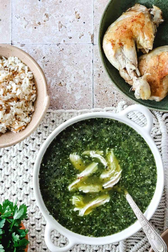 Mulukhiya - món ăn nổi tiếng ở Ai Cập, có gam màu chủ đạo là xanh lá cây - Ảnh: Hungry Paprikas