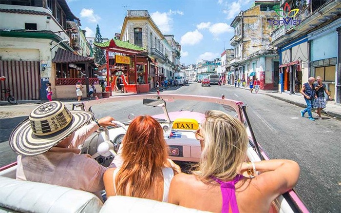 Du khách trải nghiệm xe cổ trên các tuyến đường ở Hanvana, trở thành điểm nhấn của Cuba - Ảnh: Top Ten Travel