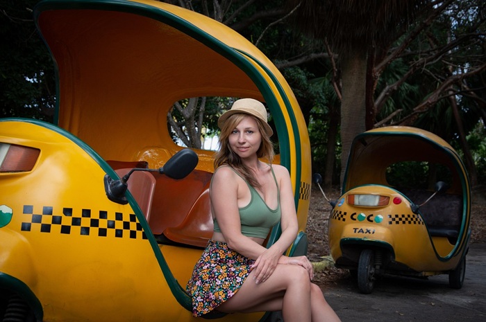 Du khách tạo dáng bên Coco Taxi - Ảnh: Pixabay