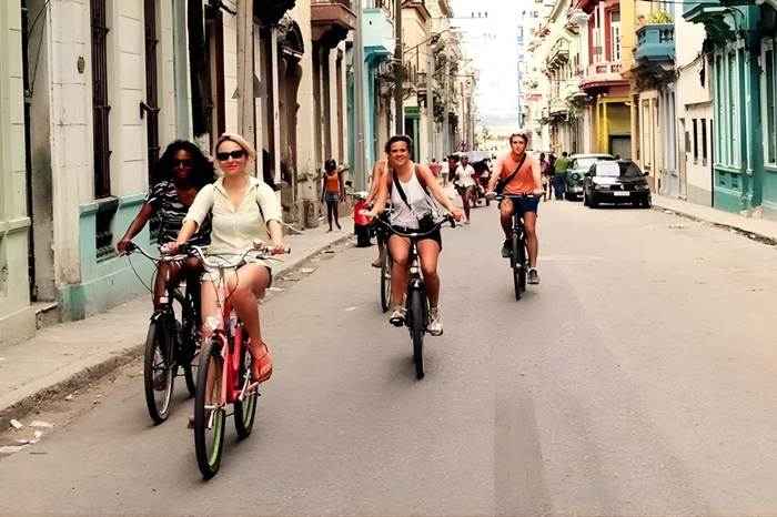 Xe đạp là phương tiện di chuyển độc đáo ở Cuba, dành cho du khách yêu thích sự tự do - Ảnh: Xe Đạp Giá Kho