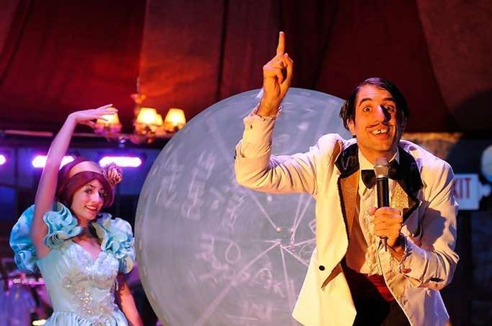 Absinthe là show diễn nổi tiếng trong tour Mỹ có phần hài hước, đem đến tiếng cười cho khán giả - Ảnh: Las Vegas Entertainment Guide 