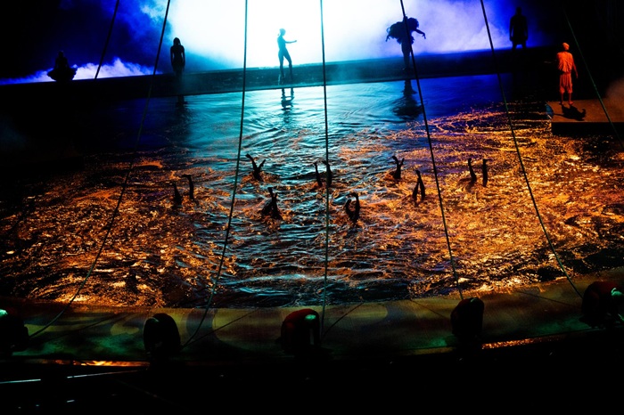 Những màn biểu diễn ngoạn mục ở show diễn nổi tiếng trong tour Mỹ mang tên O - Ảnh: La Times