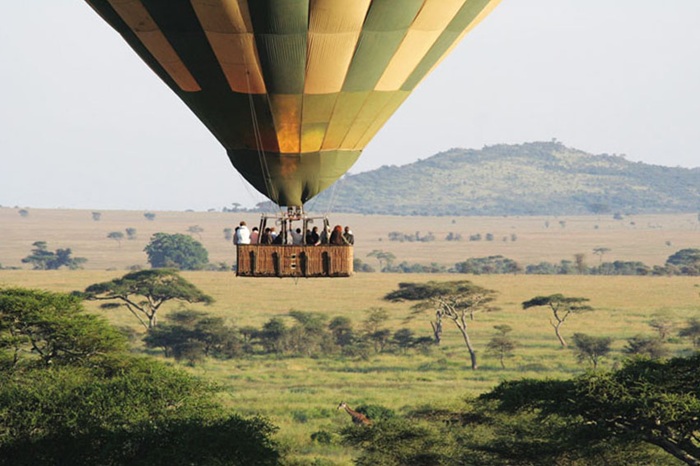 Trải nghiệm safari tại châu Phi là bay khinh khí cầu ngắm thảo nguyên rộng lớn - Ảnh: Doanh Nhân