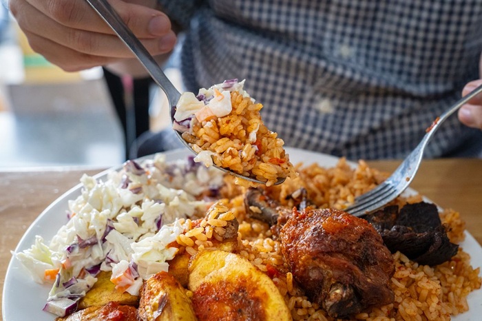 Thưởng thức cơm Jollof - Ảnh: Saigoneer