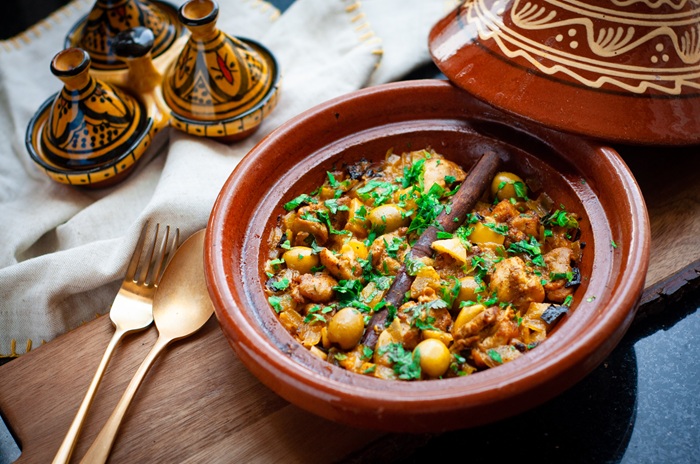 Tagine là món ăn được nấu trong chiếc nồi đất nung hình nón, hầm theo phong cách riêng, tạo nên nét văn hóa ẩm thực châu Phi - Ảnh: Kitchenmess